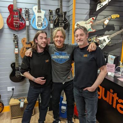 Keith Urban in guitarguitar